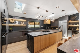 23283 Erwin St in Los Angeles, CA - Building Photo - Building Photo