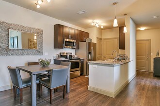 Oaks of Kyle Apartments in Kyle, TX - Foto de edificio - Building Photo