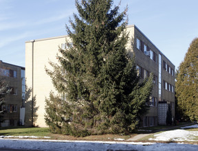 Robinson Court Apartments in Burlington, ON - Building Photo - Building Photo