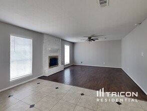 518 Tresvant Dr in Webster, TX - Building Photo - Building Photo