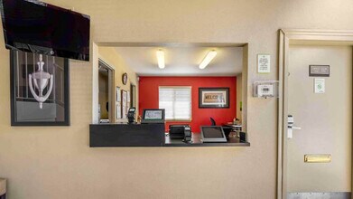 9750 Lake Shore Dr E in Indianapolis, IN - Foto de edificio - Building Photo