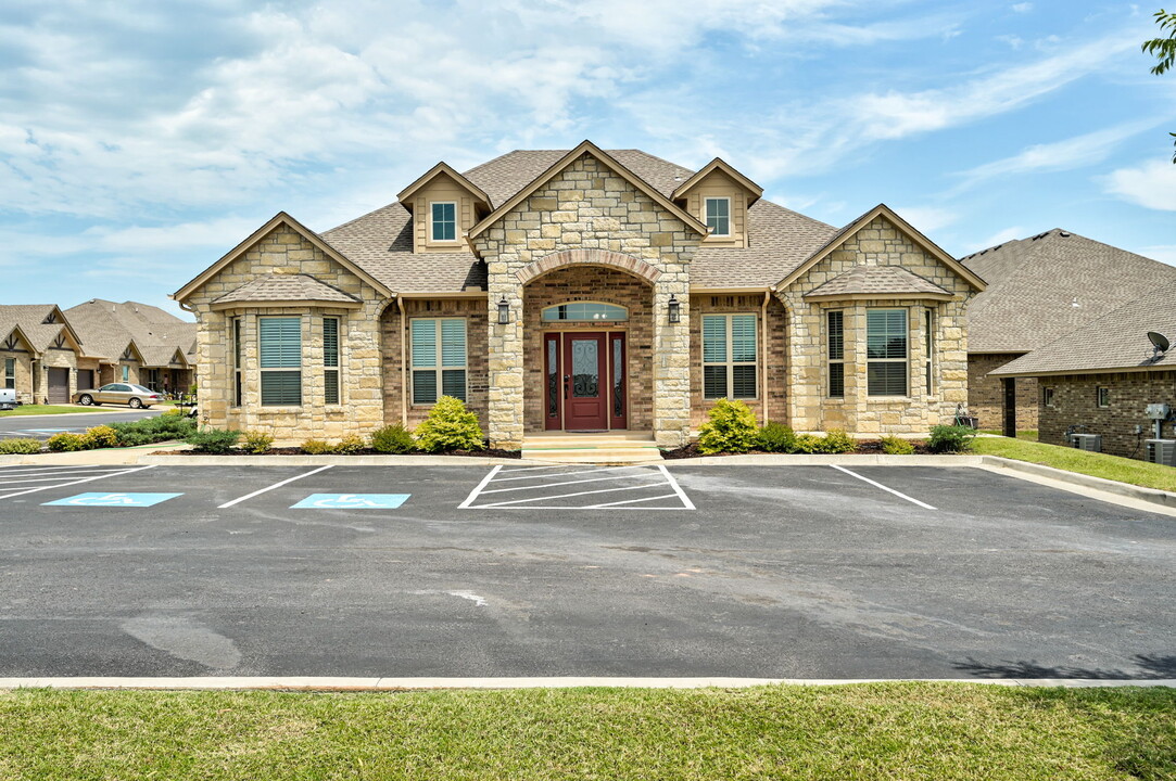 1401 North 8th Street in Noble, OK - Foto de edificio