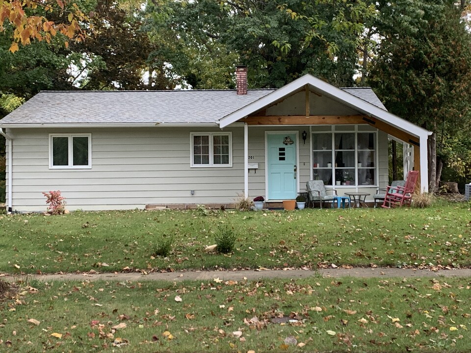 201 Erieview Blvd in Sheffield Lake, OH - Building Photo