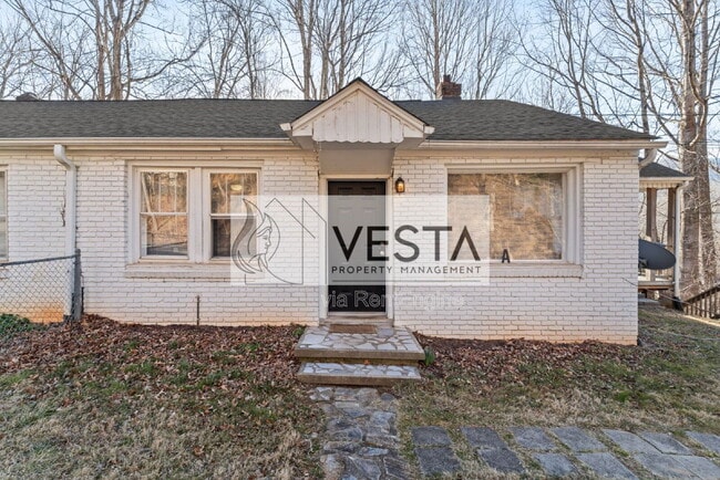 118 Pine Hill Dr in Swannanoa, NC - Building Photo - Building Photo