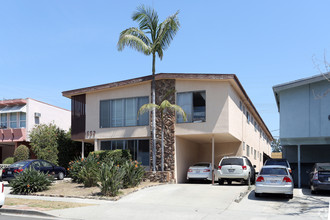 652 N Hayworth Ave in Los Angeles, CA - Foto de edificio - Building Photo