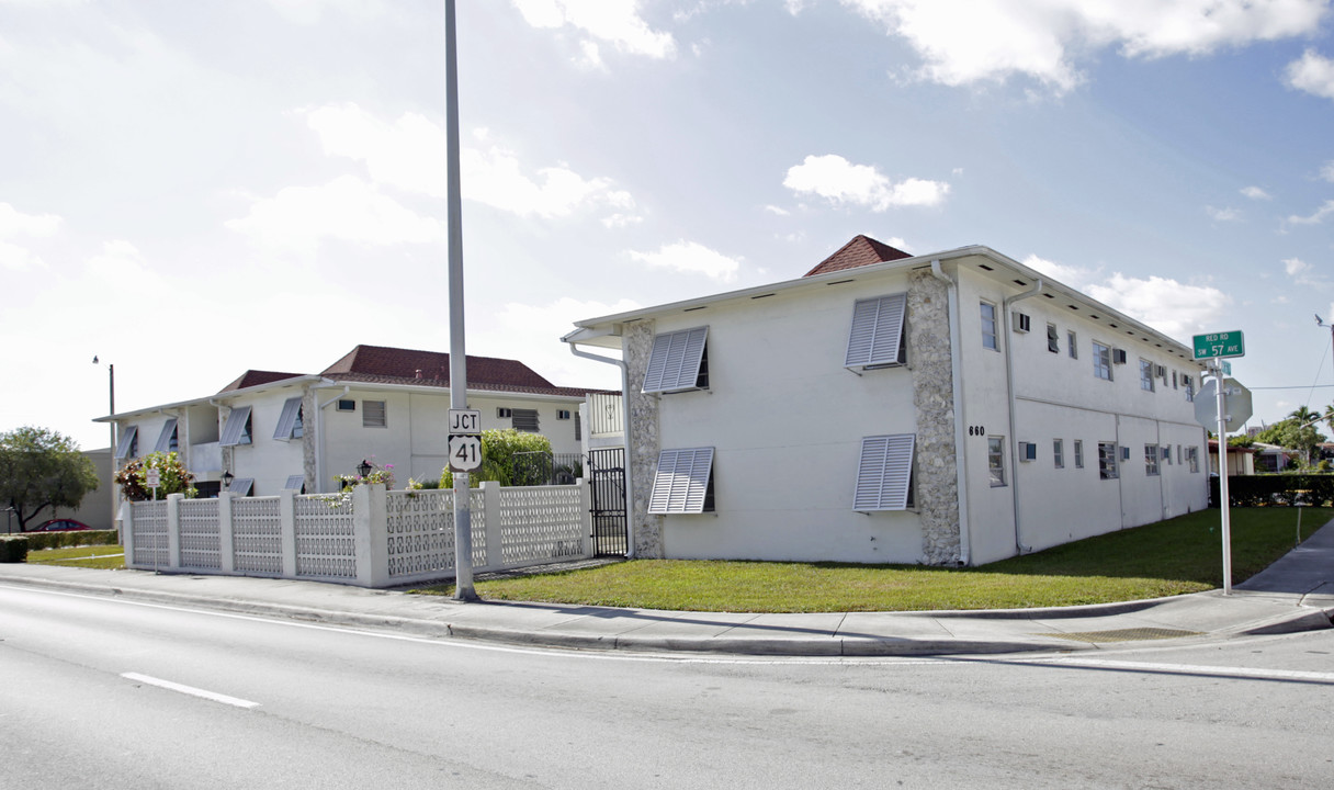 660 SW 57th Ave in Miami, FL - Foto de edificio