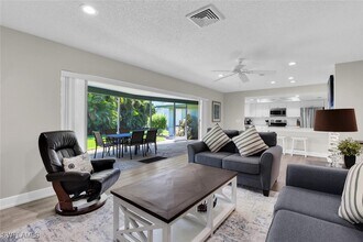 150 1st Ave N in Naples, FL - Foto de edificio - Building Photo