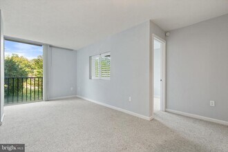 4600 S Four Mile Run Dr in Arlington, VA - Building Photo - Building Photo