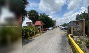 1325 W 68th St in Hialeah, FL - Foto de edificio - Building Photo