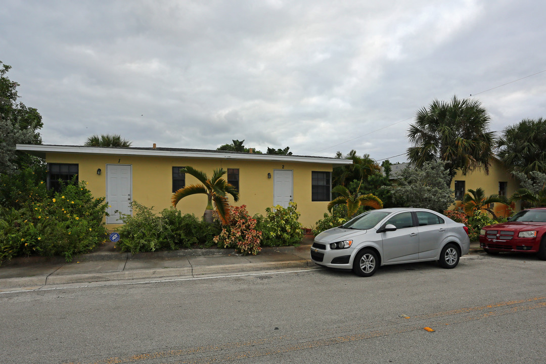 1102 N Federal Hwy in Lake Worth, FL - Building Photo