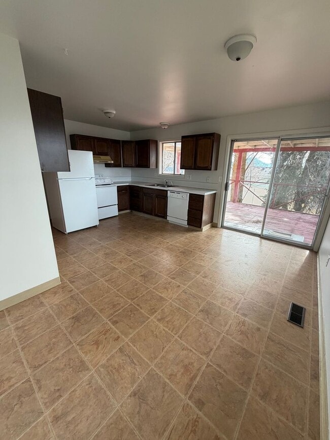 1764 Shawna Ct in Klamath Falls, OR - Building Photo - Building Photo