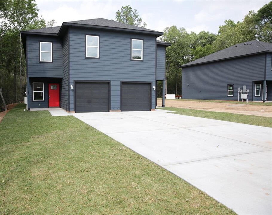 112 Turner St in Conroe, TX - Building Photo