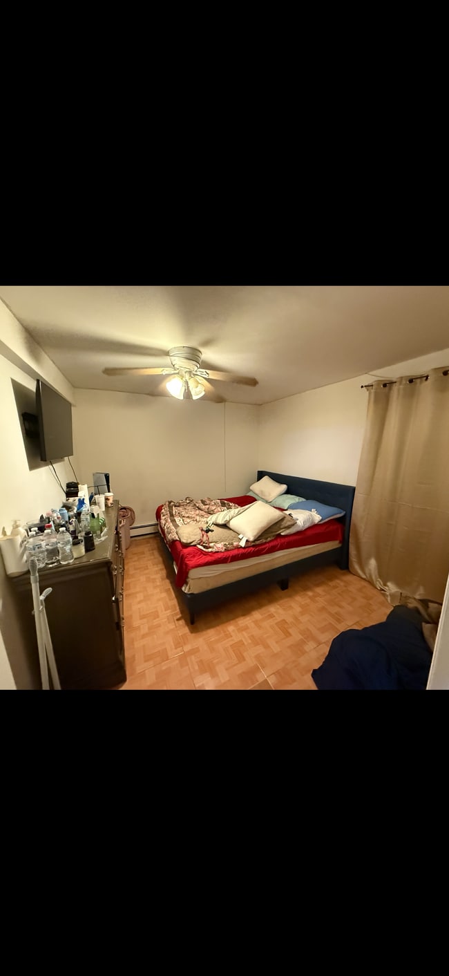 13427 135th Ave in South Ozone Park, NY - Foto de edificio - Building Photo