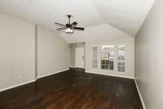 32123 Decker Oaks Dr in Pinehurst, TX - Building Photo - Building Photo