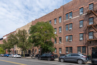 111 Greenpoint Ave in Brooklyn, NY - Foto de edificio - Building Photo