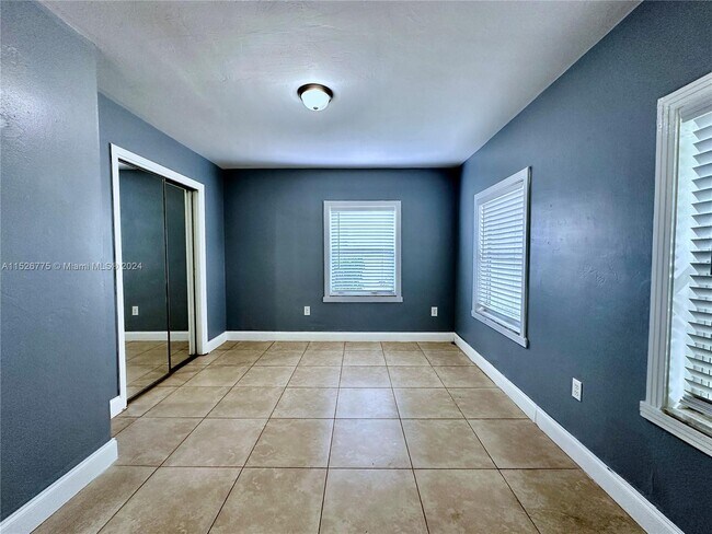 2811 NW 88th St-Unit -2 in Miami, FL - Building Photo - Building Photo