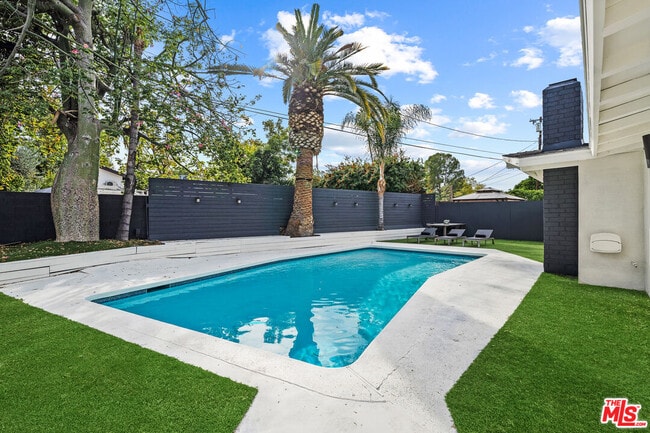 20308 Mobile St in Los Angeles, CA - Building Photo - Building Photo