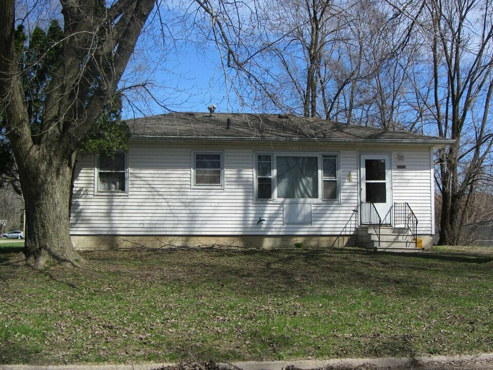 2226 Plain View St in Waterloo, IA - Building Photo