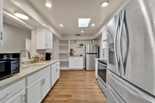 property at 1701 W Hazelwood St