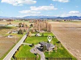 15541 Bradshaw Rd in Mount Vernon, WA - Building Photo