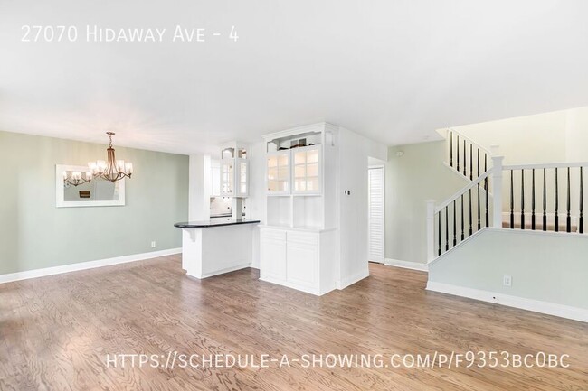 27070 Hidaway Ave-Unit -4 in Santa Clarita, CA - Building Photo - Building Photo