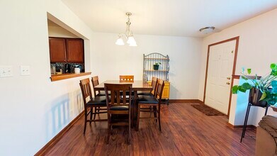669 Lincoln Station Dr in Oswego, IL - Building Photo - Building Photo
