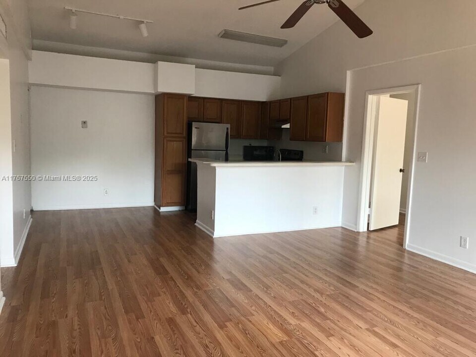 831 Lyons Rd in Coconut Creek, FL - Building Photo