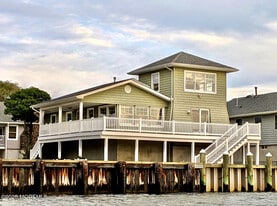 14 Willow Way in Sea Bright, NJ - Building Photo