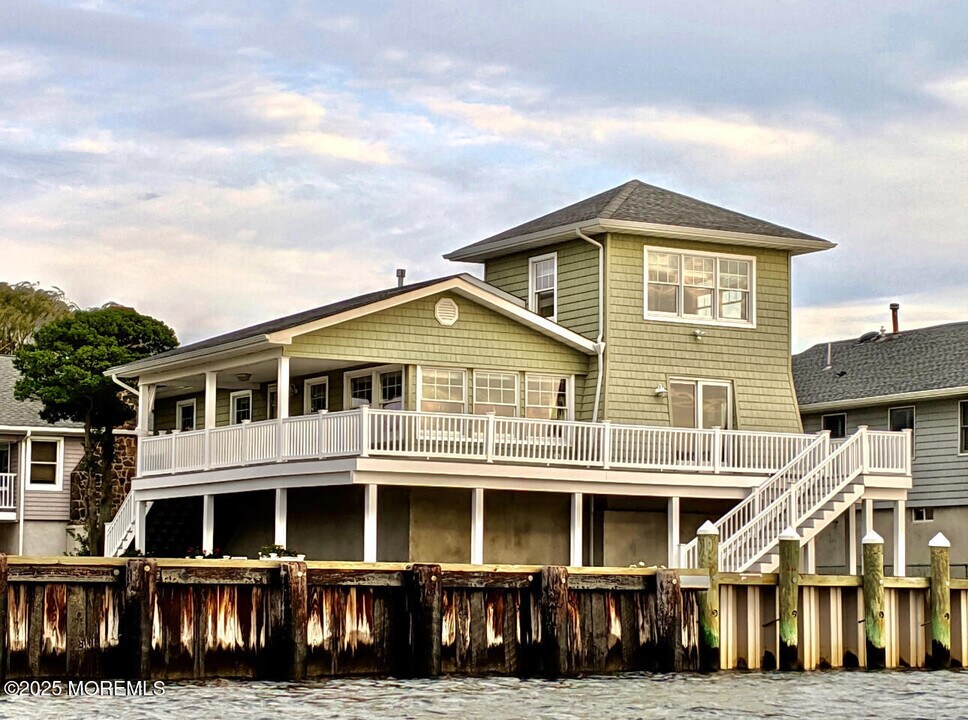 14 Willow Way in Sea Bright, NJ - Building Photo