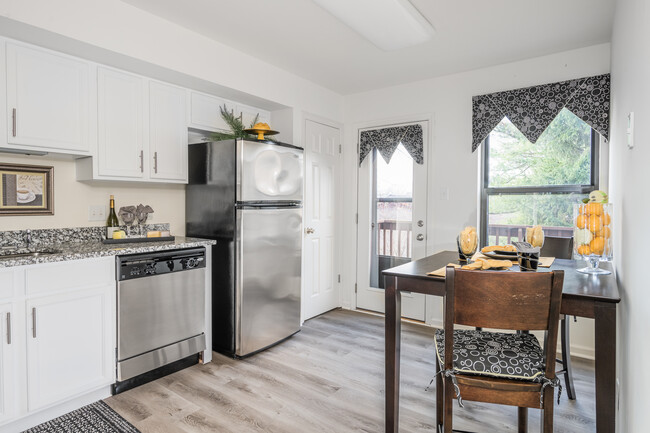 Chesterfield Village Townhomes in Chesterfield, MO - Building Photo - Interior Photo