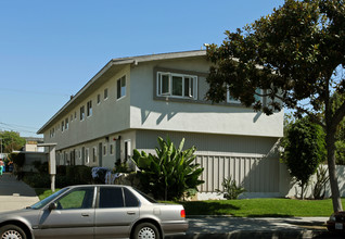 Villa Apartments in Anaheim, CA - Building Photo - Building Photo