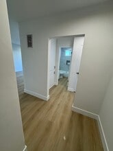 5511 Corteen Pl, Unit 7 in Los Angeles, CA - Foto de edificio - Building Photo