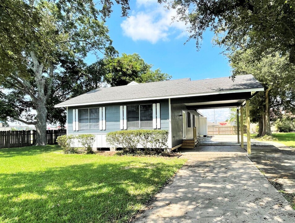 2512 Ave A in Nederland, TX - Building Photo