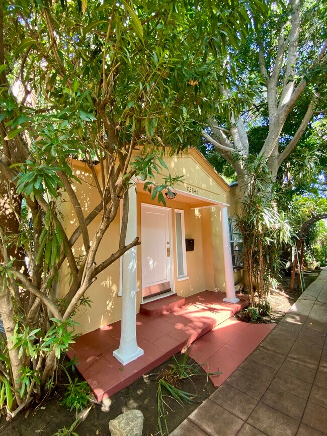 7284 1/2 Fountain Ave, Unit House #