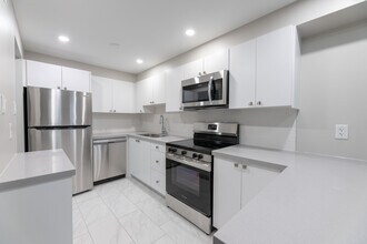 3575 Kaneff Crescent in Mississauga, ON - Building Photo - Building Photo