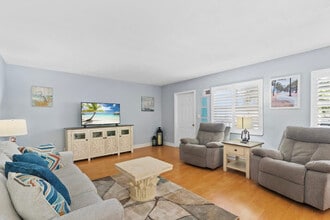 8 NE 9th St in Fort Lauderdale, FL - Foto de edificio - Building Photo