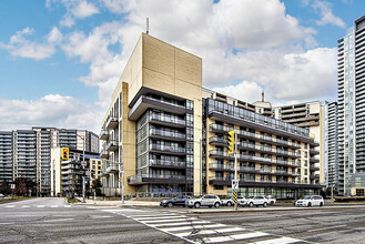 Uptown Towers I & II in Toronto, ON - Building Photo - Building Photo