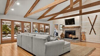 14 Glendale Rd in West Stockbridge, MA - Building Photo