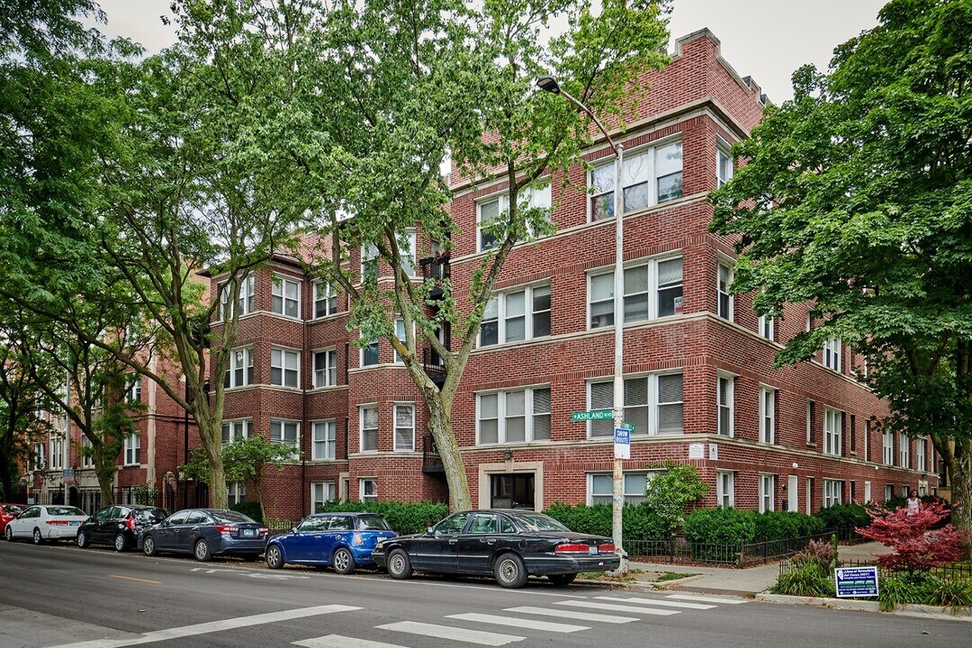 6834 N Ashland Blvd in Chicago, IL - Building Photo