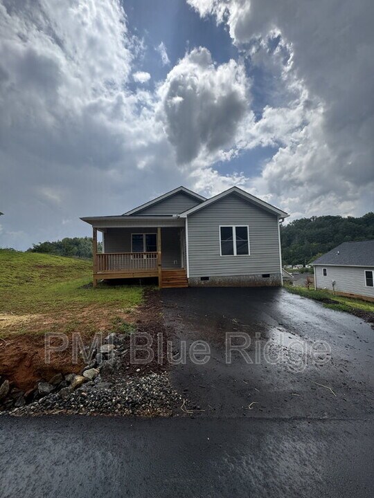 200 Quinn Hill Ln in Mars Hill, NC - Building Photo
