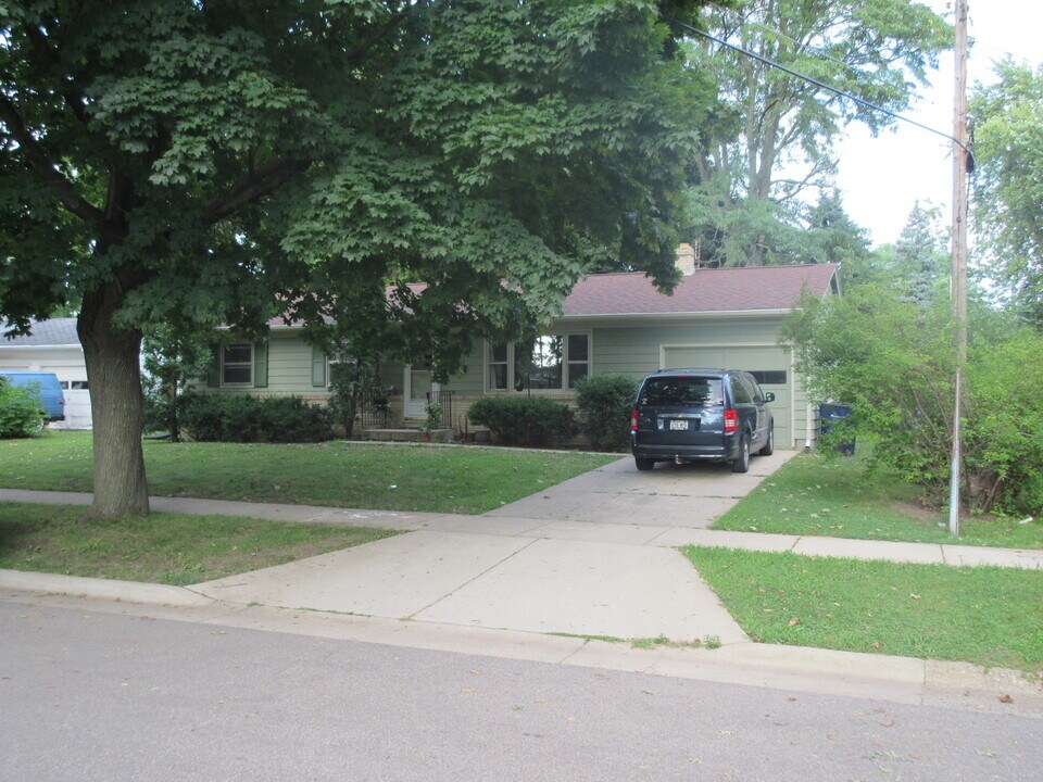 1132 N Fremont St in Janesville, WI - Foto de edificio