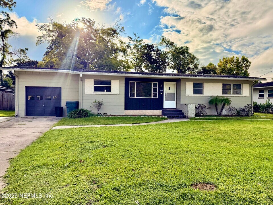 845 Acapulco Rd in Jacksonville, FL - Foto de edificio