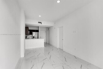 1 Curtiss Pkwy in Miami Springs, FL - Building Photo - Building Photo