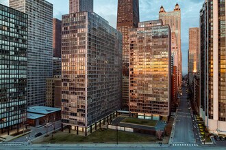 The Esplanade Apartments in Chicago, IL - Building Photo - Primary Photo
