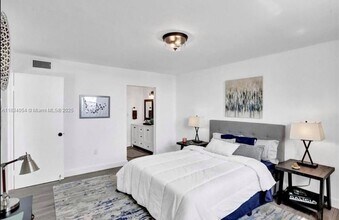 1990 Marseille Dr in Miami Beach, FL - Building Photo - Building Photo