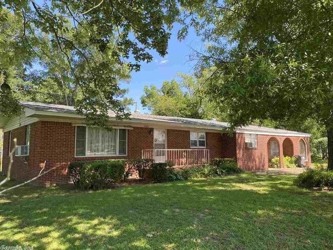 property at 1302 N Maple St