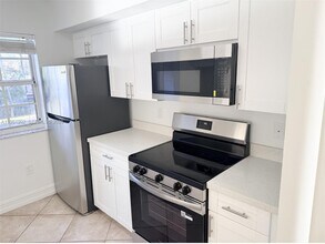 2081 Renaissance Blvd in Miramar, FL - Foto de edificio - Building Photo