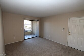 950 Seven Hills Dr, Unit 3017 in Henderson, NV - Building Photo - Building Photo