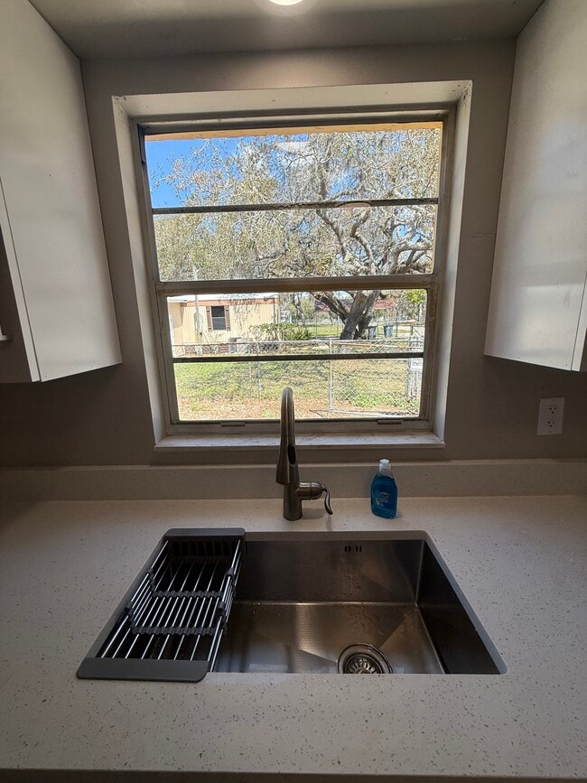 9251 Adler St in New Port Richey, FL - Foto de edificio - Building Photo