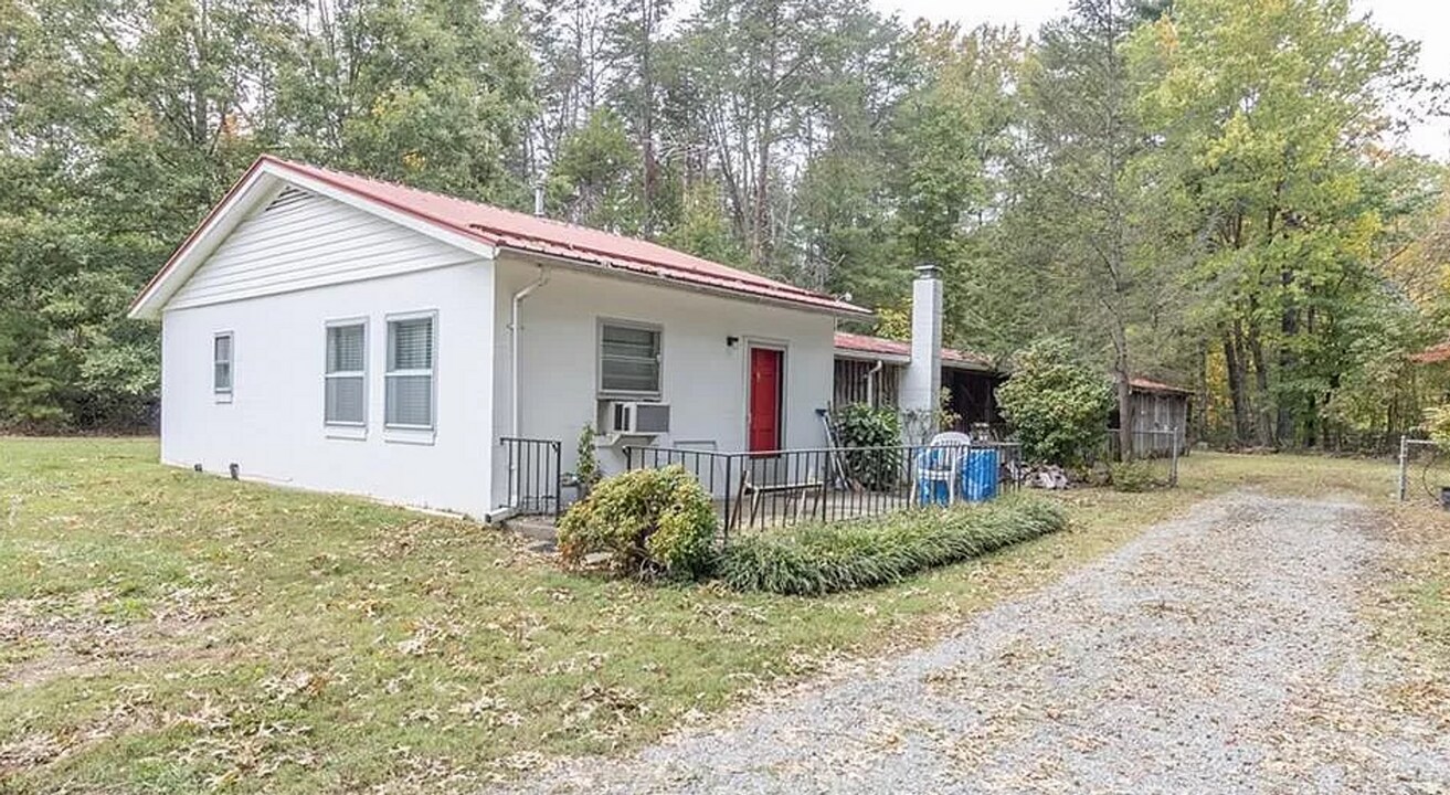 2529 Pleasant Ridge Rd in Summerfield, NC - Foto de edificio